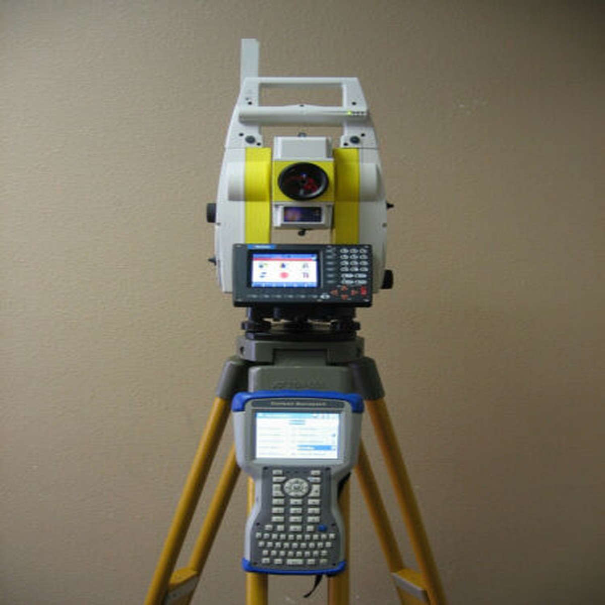 Geomax Zoom 80 Robotic Total station With Leica Prisms
